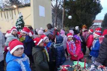 Запалване на Коледните светлини – ОУ „Вапцаров“, с. Селановци (снимка 1)