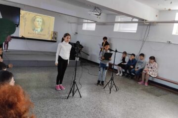 152-рата годишнина от гибелта на Апостола отбелязаха учениците от ОУ "Н.Й.Вапцаров" (снимка 1)